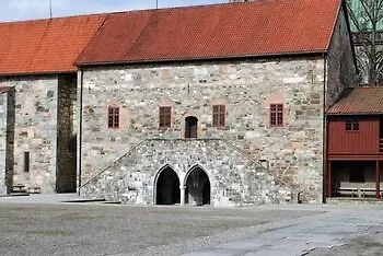 Chesterfield 3*